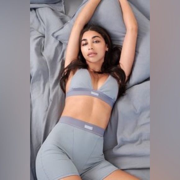 SKIMS Signature Cotton Plunge Bra Thong Set - Picture 10 of 13